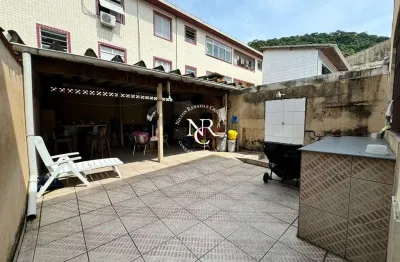 Casa sobreposta baixa com quintal com 3 quartos no marapé em santos-sp