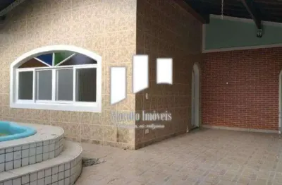 Casa isolada, com piscina no canto do forte em praia grande sp.