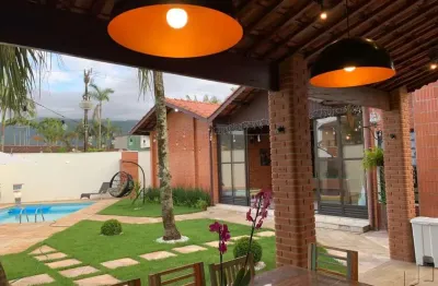 Linda casa com piscina a 100 metros da praia em praia grande sp