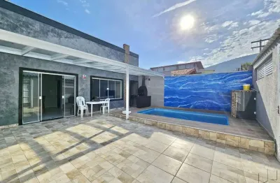 Casa com piscina a 50 metros da praia no solemar em praia grande.