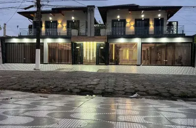 Casa à venda em Praia Grande-SP, bairro Maracanã! 2 quartos, 1 sala, 1 banheiro, 1 vaga de garagem, 60,44 m².