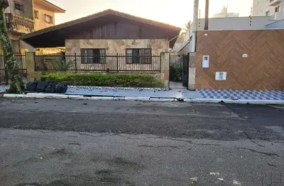 Casa à venda em praia grande-sp, bairro flórida: 4 quartos, 2 suítes, 1 sala, 4 banheiros, 3 vagas de garagem, 190m² de área. venha conferir!