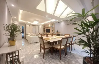 Imperdível casa de 3 quartos na guilhermina, praia grande-sp: 2 suítes, 2 salas, 4 banheiros, 2 vagas de garagem, 155,43 m².