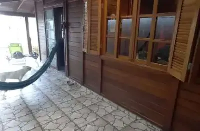Linda casa rústica com 3 quartos, churrasqueira e proximidade ao centro