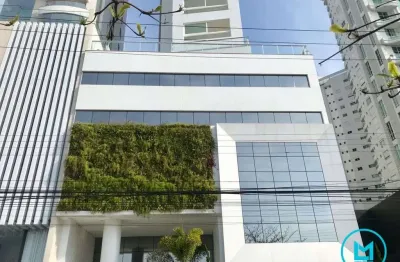 Cobertura triplex com 8 quartos, 7 suítes e 4 vagas | 410m² privativos