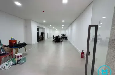 Sala comercial semi mobiliada de 145 m², frente e a 400m do mar – 3 salas amplas