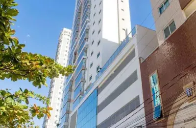 Apartamento frente com 3 suítes, 3 vagas e a 502 m do mar — amplo, iluminado e e