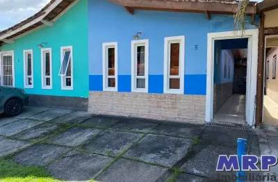 Casa em condomínio na praia do sapê, ubatuba. localizada à 200 metros da praia.