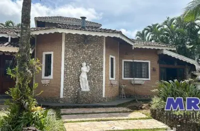 Casa com 4 dormitórios, sendo 3 suítes, com piscina, jacuzzi, forno a lenha e churrasqueira. condomínio fechado