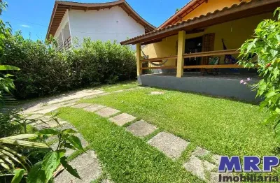 Casa à venda em ubatuba, muito bem localizada no bairro da maranduba a 150 metros da praia.
