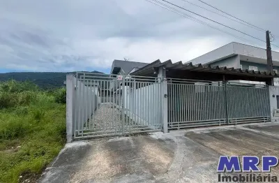 Casa em ubatuba no bairro da maranduba, ideal para fonte de renda, a poucos metros da praia, aceita financiamento.