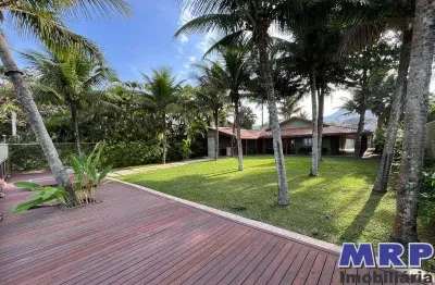 Casa pé na areia na praia da maranduba. localização privilegiada, com frente para rodovia.