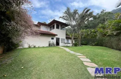 Casa em condomínio em ubatuba. 5 suítes. com piscina. praia dura.