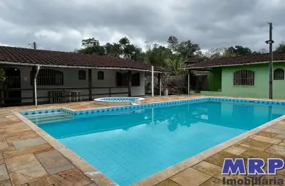 Casa em ubatuba com piscina e 3 dormitórios sendo 1 suíte próximo a praia da maranduba!