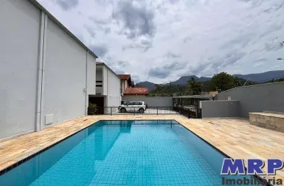 Sobrado à venda, praia da maranduba em ubatuba. 2 quartos. condomínio com piscina.