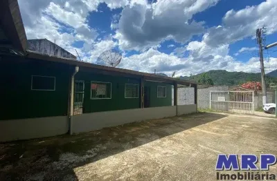 Casa à venda em ubatuba com 2 dormitórios em bairro residencial, a 3 km da praia de maranduba.