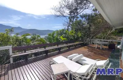Casa com vista mar á venda na praia vermelha do sul em ubatuba. condomínio fechado. 4 suítes.