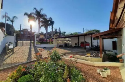 Casa com amplo terreno à venda localizada no bairro floresta, em dois irmãos.