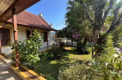 Casa com amplo terreno à venda no centro de dois irmãos/rs