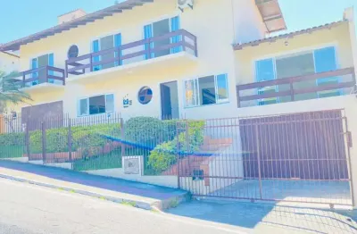 Casa com 3 dormitórios à venda, 242 m² por R$ 1.180.000,00 - Barreiros - São José/SC