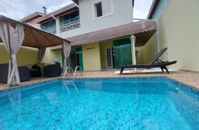 Casa com 3 quartos, suíte, varanda com churrasqueira e piscina em condomínio - jacareí