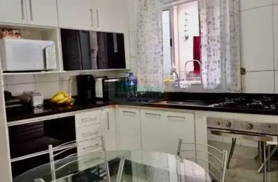 Lindo sobrado com 2 dorm e cozinha planejada por apenas r$250.000,00