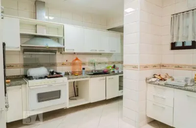 Lindo sobrado planejado | 3 dorm | suíte | banheiro/hidro | quintal | 1 vaga - 170 mts - próx. prefeitura da cidade - a venda - r$ 590.000,00 - vila bastos - santo andré/sp.
