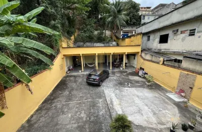Casa com 3 Quartos à Venda em Brás de Pina - Terreno de 620m² e Terraço Amplo