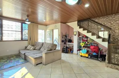 Casa Duplex Reformada com Terraço Gourmet à Venda na Penha Circular