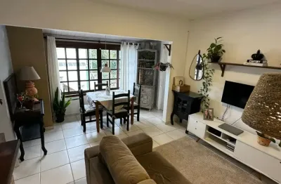 Apartamento semi-mobiliado de 2 dormitórios na praia dos amores