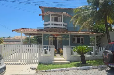 Flamengo/maricá-aluga-se casa com 3 quartos, quintal e piscina em condomínio
