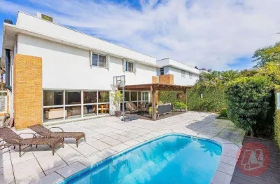 Casa de 310 m² com e suítes, 6 banheiros, 4 vagas, piscina e infraestrutura.