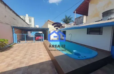 Casa à venda no centro com 3 dormitórios, sendo 1 suíte, sala ampla, cozinha, 4 vagas de garagem em
