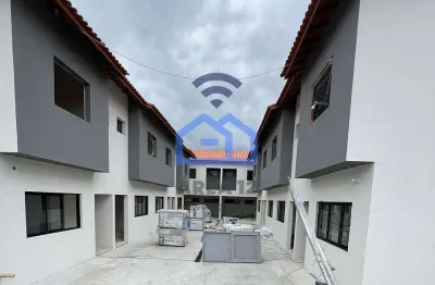 Sobrado à venda no bairro cidade jardim em caraguatatuba, sp - 2 suítes, sala ampla, cozinha e área