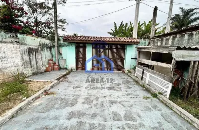 Casa à venda com um dormitório, sala, cozinha, banheiro, lavanderia e quintal espaçoso no bairro do