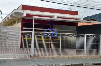 Prédio comercial à venda no centro de caraguatatuba: em ótima localização com salas versáteis e edí