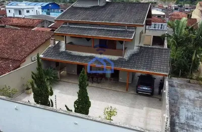 Sobrado à venda no bairro jardim das gaivotas em caraguatatuba, sp - com quintal amplo, edícula e s