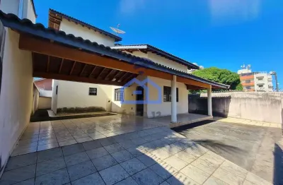 Excelente sobrado localizado na quadra da praia, com vista para o mar, à venda no bairro do indaiá,