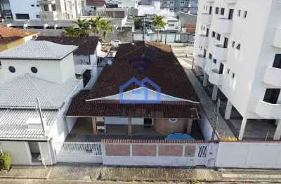 Casa à venda a uma quadra da praia no bairro do indaiá em caraguatatuba, sp