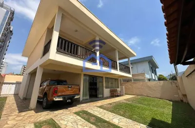 Sobrado à venda no bairro indaiá em caraguatatuba, sp com 4 dormitórios sendo 1 suíte, área gourmet