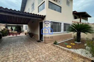 Sobrado à venda no bairro sumaré em caraguatatuba, sp com ótima localização - 3 dormitórios sendo 1