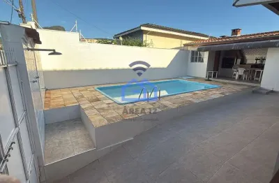 Aconchegante casa a venda, em um dos melhores bairros de Caragua. 3 dormitórios, piscina, area gour