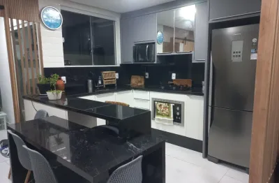 Lindo sobrado triplex mobiliado com 02 suítes com sacada e vista mar, à venda no santinho!!!