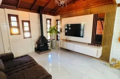 Linda casa térrea com piscina, 03 dormitórios, sendo 01 suíte, à venda nos ingleses!!!