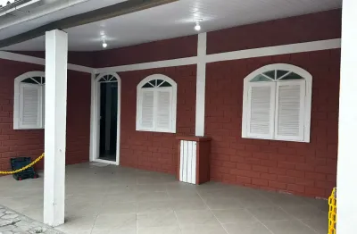 Casa térrea e bem localizada, com 01 dormitório, à venda nos ingleses!!!