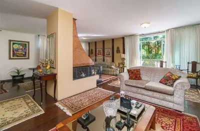 Sobrado jd. Marajoara, 3 andares, 5 dorm sendo 3 suites, 4 vagas, salão de festas, piscina, em praça principal em meio a muito verde com segurança 24