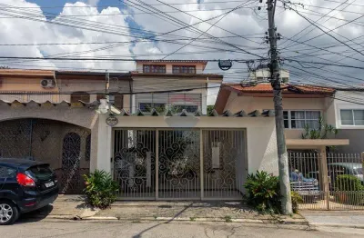 Casa em rua privativa em moema com 3 suítes e 3 vagas