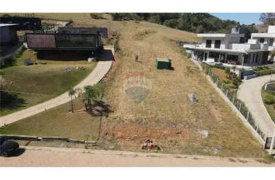 Incrível terreno de 1000 metros com acesso e vista para a represa, em um dos melhores empreendimentos da região.