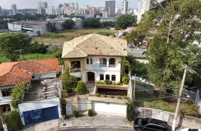Sobrado 4 dorms, 6 vagas, 5 salas, lareira e salão de festa, piscina e churrasqueira