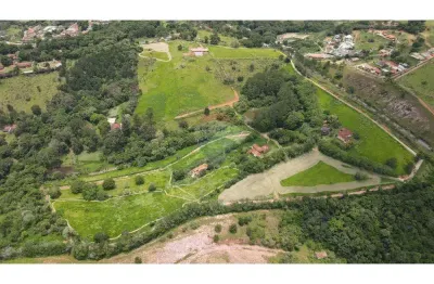 Gleba rural de 23.500 m² com uma linda casa em estilo rústico de 530 m² na cidade de piracaia